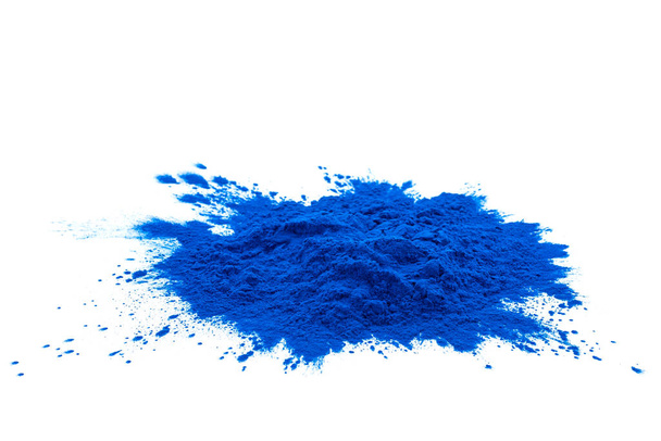 Blaues Spirulina-Pulver in weißem Löffel isoliert auf weißem Hintergrund. Phycocyanin-Extrakt. Natürliches Superfood, vegane, gesunde Nahrungsergänzung. - Foto, Bild