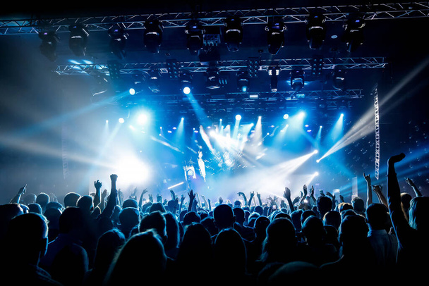 Muitas mãos, multidão em concerto, luz azul
 - Foto, Imagem