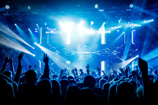 Bir sürü el, konserde kalabalık, mavi ışık - Fotoğraf, Görsel
