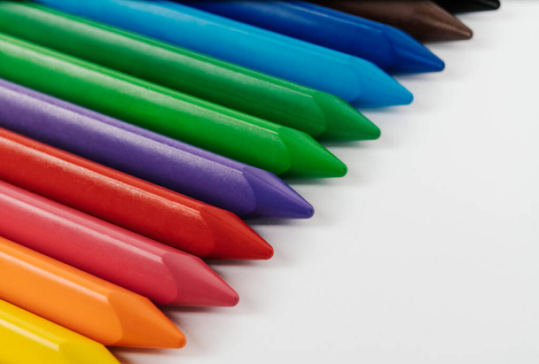 Πίσω στο σχολείο. Σύνολο χρωμάτων Crayon Wax Μολύβι Απομονωμένη ζωγραφική σε λευκό φόντο - Φωτογραφία, εικόνα