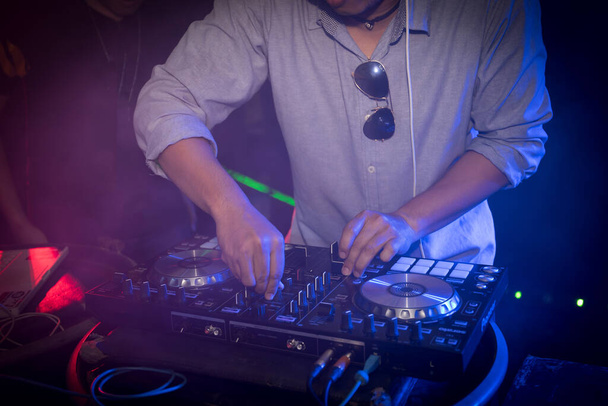 DJ грає обертову музику на вечірці нічного клубу
 - Фото, зображення