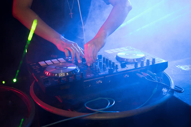 DJ παίζει πικάπ μουσική σε νυχτερινό κλαμπ πάρτι - Φωτογραφία, εικόνα