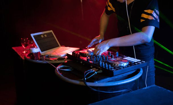 DJ che suona la musica del giradischi alla festa del night club
 - Foto, immagini