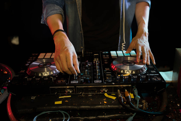 DJ lemezjátszó zenét játszik a night club party - Fotó, kép