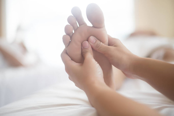 Beautiful woman having feet massage in beauty salon, relax and healthy. - Foto, Bild