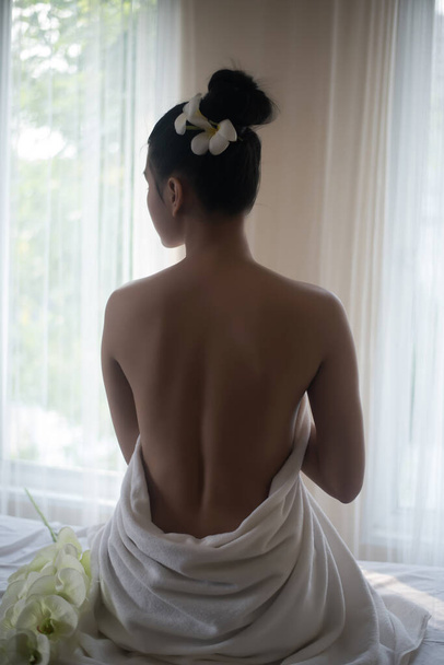 Beautiful young woman in spa salon massage, relax and healthy. - Foto, Imagem