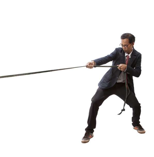 Ділова людина тягне нейлонову мотузку ізольований білий фон
 - Фото, зображення