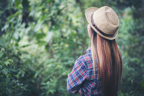 junge Frau geht im Wald spazieren  - Foto, Bild