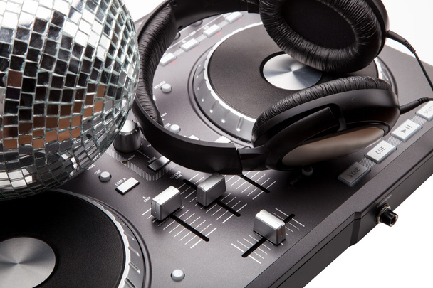 DJ мікшер з навушниками
 - Фото, зображення