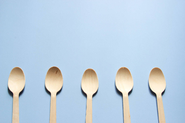 Spoons are arranged in a row. Eco-friendly tableware from wood. - 写真・画像