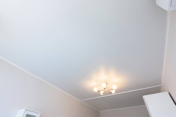 Klasszikus fehér matt nyúlik mennyezet a belső a hálószoba - Fotó, kép