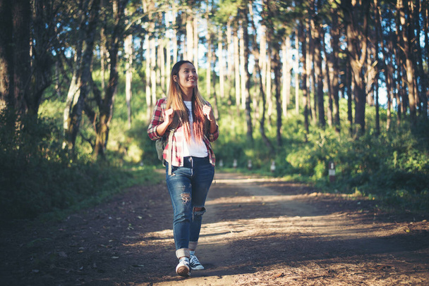 nuori nainen kävelee metsässä  - Valokuva, kuva