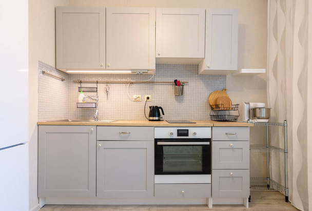 Cozinha clássica com electrodomésticos embutidos no interior da cozinha
 - Foto, Imagem