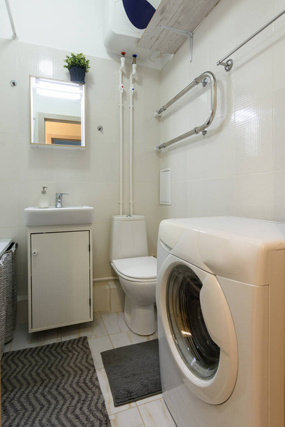 Κλασική μικρή τουαλέτα με πλυντήριο ρούχων και νιπτήρα - Φωτογραφία, εικόνα