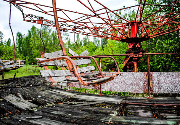 Parc d'attractions dans le centre de Pripyat dans la région de Tchernobyl. On dit qu'il n'avait pas été ouvert avant l'accident et que tous les corps ont été évacués, mais ce n'est probablement pas exact.
. - Photo, image