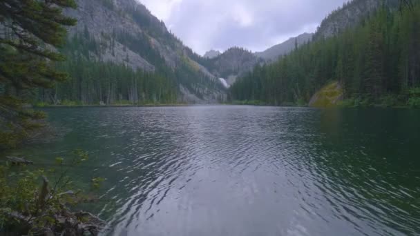 Όμορφη ορεινή λίμνη στην οροσειρά Cascade - Πλάνα, βίντεο