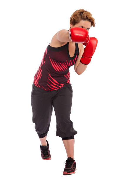 Sport fiatal nő boksz-kesztyűket, arcát fitneszstúdióban lány elszigetelt fehér - Fotó, kép