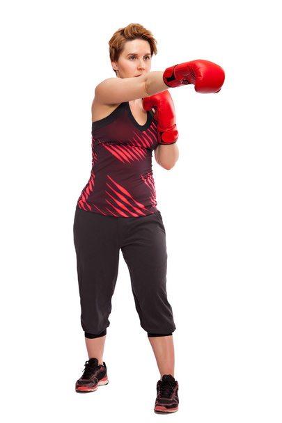 Sport jeune femme gants de boxe, visage de fitness girl studio isolé sur blanc
 - Photo, image