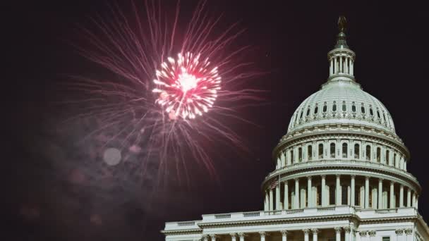 Misterioso cielo nocturno con luna llena Edificio del Capitolio de los Estados Unidos en Washington DC con antecedentes de fuegos artificiales para el 4 de julio - Metraje, vídeo