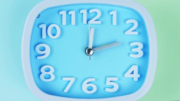 Közelkép Közelíts rá, 12 óránál az időeltolódás gyorsan halad, időkoncepció. - Felvétel, videó