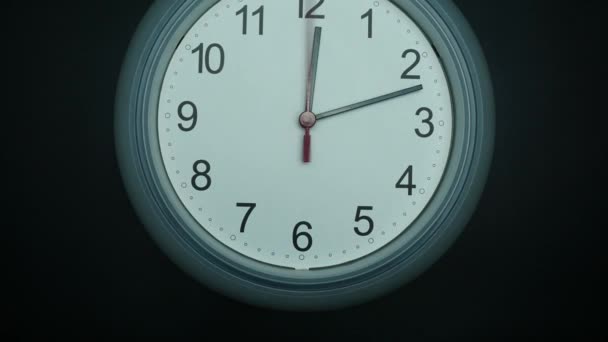 Closeup Horloge murale Douze heures sur fond noir. - Séquence, vidéo
