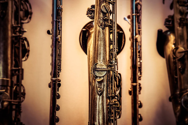Una colección de instrumentos de viento de madera incluyendo una flauta y saxofones
. - Foto, Imagen