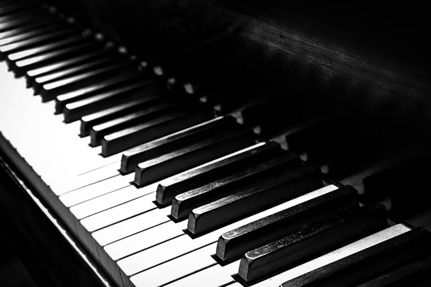 Ключи от старого пианино в черно-белом нуаре.
. - Фото, изображение