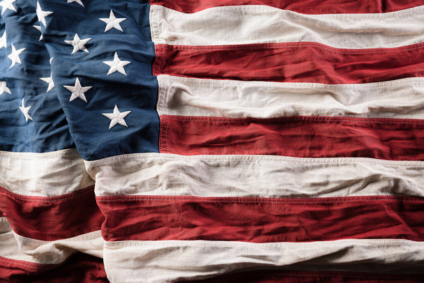 Top view Flaga Stanów Zjednoczonych Ameryki na drewnianym tle. Dzień Niepodległości USA, Dzień Pamięci i Dzień Weteranów. - Zdjęcie, obraz