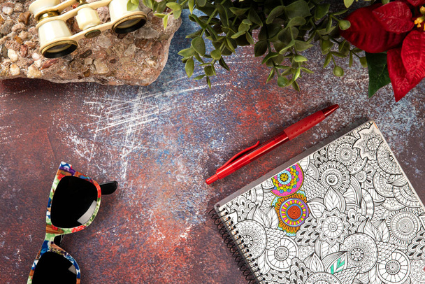 Vieille texture métallique rouillée pour bureau avec base en pierre, jumelles, lunettes de soleil, cahier, stylos et plantes à fleurs
 - Photo, image