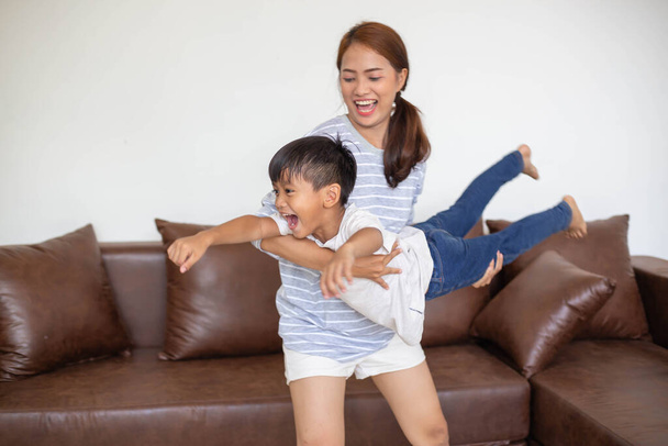 щаслива азіатська сім'я у вітальні, час щастя сім'ї, що грає вдома, тато мама і дитина щасливе співіснування, щаслива сімейна концепція та створення заходів для зміцнення навичок для дітей
.  - Фото, зображення