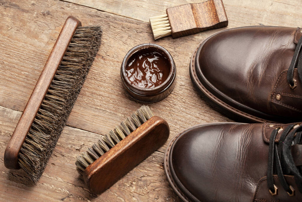 Schuhputzer. Bürsten zum Reinigen und Polieren von Schuhen. Creme Pinsel und Stiefel - Foto, Bild