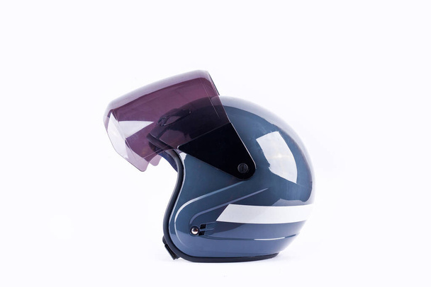 blauer Motorradhelm Seitenansicht auf weißem Hintergrund Helm Sicherheitsobjekt isoliert - Foto, Bild