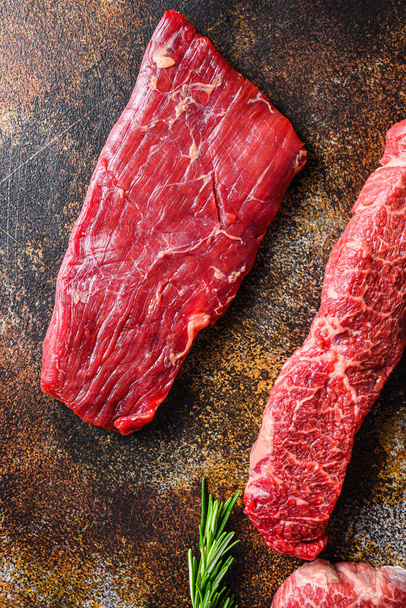Close up Sukně Steak, Bok steak, řez v blízkosti denveru alternativní hovězí steak rustikální metall pozadí horní pohled layflat. - Fotografie, Obrázek