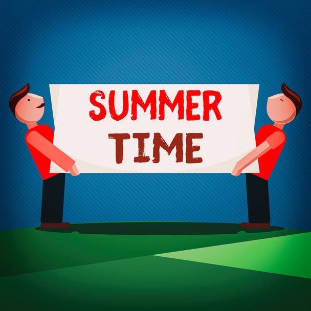 夏時間の手書き文字。短い夜が特徴の年の最も熱い季節を意味する概念両側に長方形のブランクパネルボードを運ぶ立って2人の男性. - 写真・画像