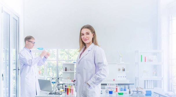 Wetenschappers die onderzoek doen naar een aantal vertrouwelijke in chemische laboratorium, teamwork en wetenschapper werkconcept - Foto, afbeelding
