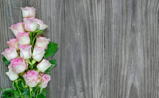 Rózsaszín rózsa csokor a régi szürke fa deszkák hátoldalán, fénymásoló felülettel - Fotó, kép