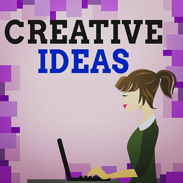 Написание текста Creative Ideas. Бизнес-концепция уникальной стратегии для привлечения внимания аудитории - фотография молодой занятой женщины, сидящей сбоку и работающей над собой
. - Фото, изображение