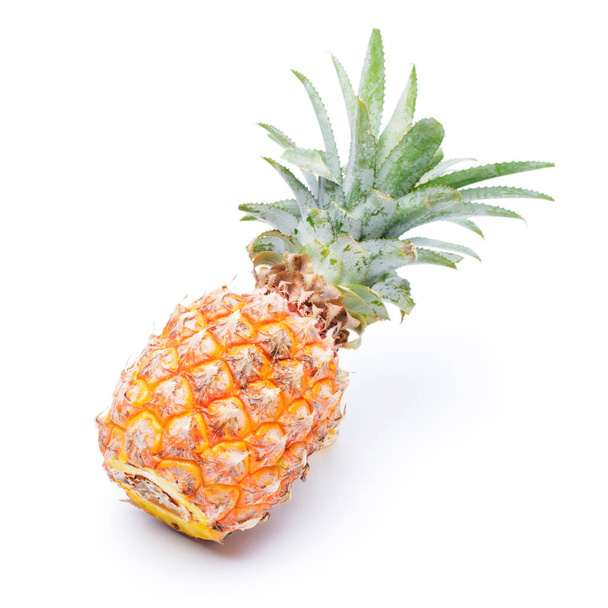 Ananasfrüchte isoliert auf weißem Hintergrund - Foto, Bild