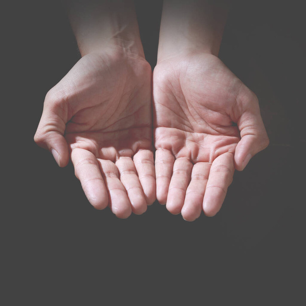Mann Hände in Gebetsposition niedrig Schlüsselbild. Niedriger Kontrast 1: 1. - Foto, Bild