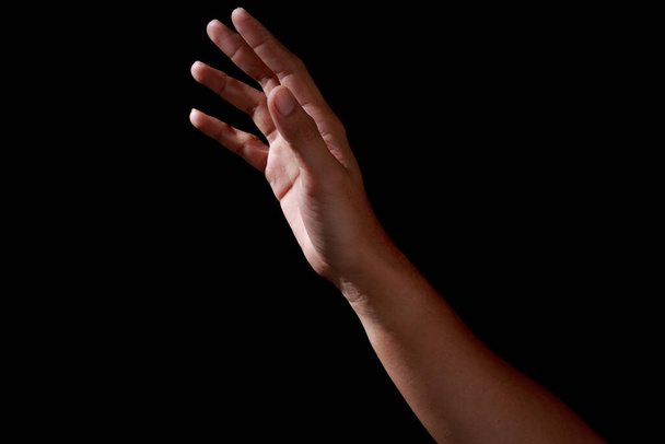 Les mains de l'homme en position de prière image basse clé. Contraste élevé
 - Photo, image