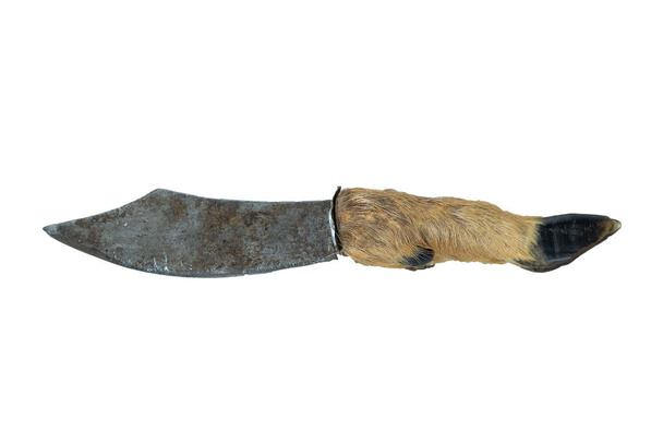 σπιτικό παλιό μαχαίρι με λαβή οπλής ζώου σε λευκό - Φωτογραφία, εικόνα