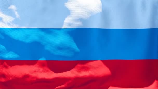 Flaga narodowa Rosji wisi nad niebem. - Materiał filmowy, wideo