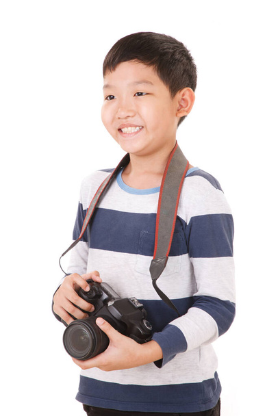 Usmívající se asijský chlapec s kamerou izolované na bílém pozadí.  - Fotografie, Obrázek