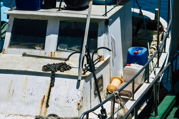 Λεμεσός Κύπρος 30 Μαΐου 2020 Κλείσιμο αλιευτικού σκάφους αγκυροβολημένο στο παλιό λιμάνι της Λεμεσού στην Κύπρο - Φωτογραφία, εικόνα