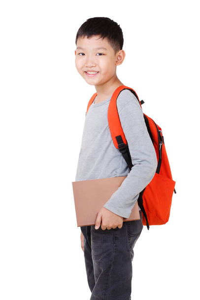 Asian Boy School dzieciak gospodarstwa książki z plecakiem Full Body izolowane na białym tle. - Zdjęcie, obraz