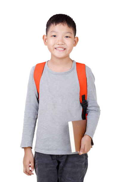 Asian Boy School dzieciak trzyma książkę z plecakiem Full Body izolowane na białym tle. Krzyża ręka. Połowa ciała. - Zdjęcie, obraz