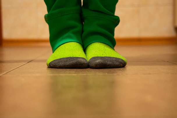 dno čtyřletého chlapce doma v ponožkách - Fotografie, Obrázek