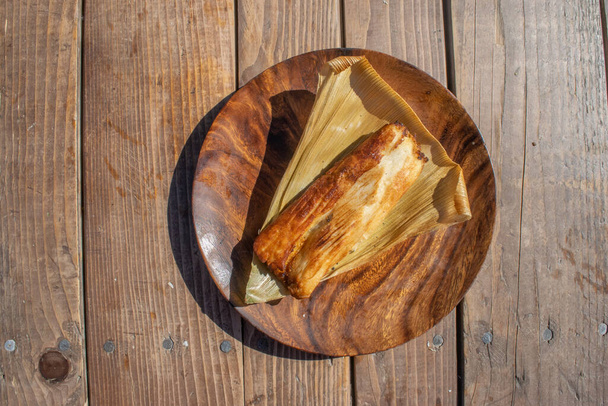 von oben mexikanisches Gericht. gebratenes Tamal auf Holztisch - Foto, Bild