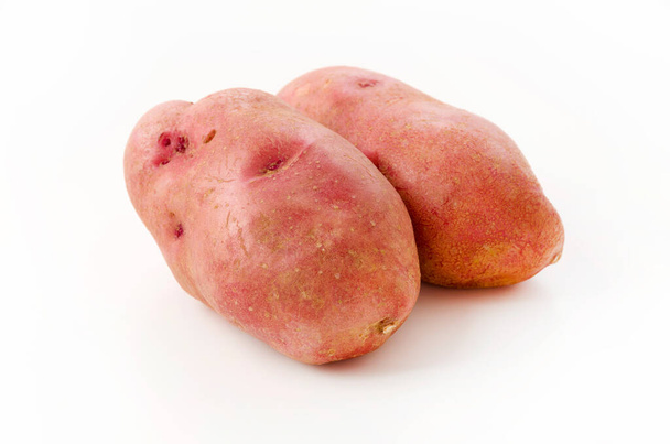 pommes de terre fraîches à peau rouge sur fond blanc isolé
 - Photo, image