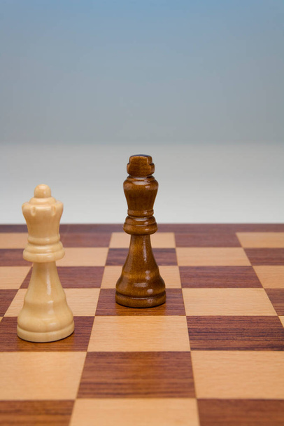 Kuningas ja kuningatar nappuloita shakkilaudalla - Valokuva, kuva
